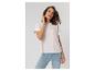 Frau in weißem bedrucktem T-Shirt und hellblauer Jeans.