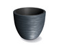 Ein dunkelgrauer Blumentopf mit einem geriffelten Design.