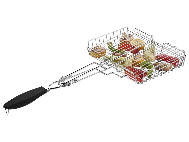 Ein Grillkorb mit gegrilltem Essen, wie Paprika, Zucchini und Pilzen.