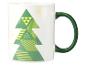 Weiße Tasse mit grünem Weihnachtsbaum-Motiv und grünem Henkel.