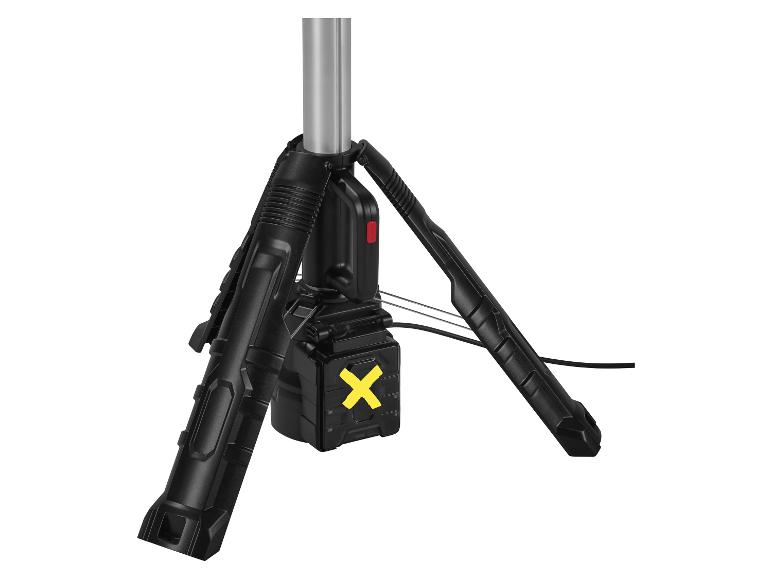 Schwarzes Stativ mit gelbem „X“-Logo auf weißem Hintergrund