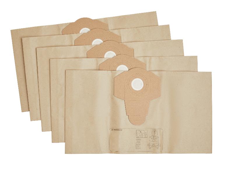 Set aus 5 Parkside Staubsaugerbeuteln aus Kraftpapier, diagonal angeordnet.