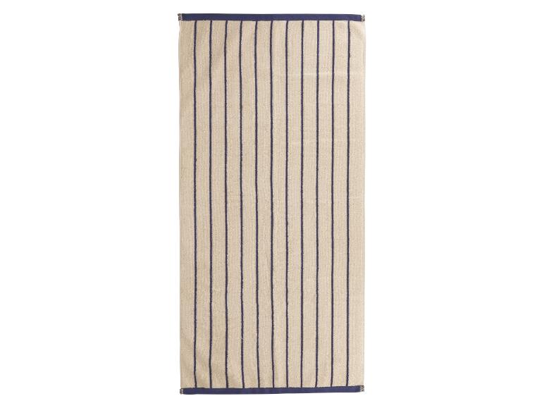 Ein beigefarbenes Handtuch mit dunkelblauen Streifen.