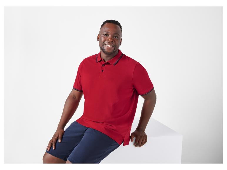 Rotes Polo und dunkelblaue Shorts für Herren.