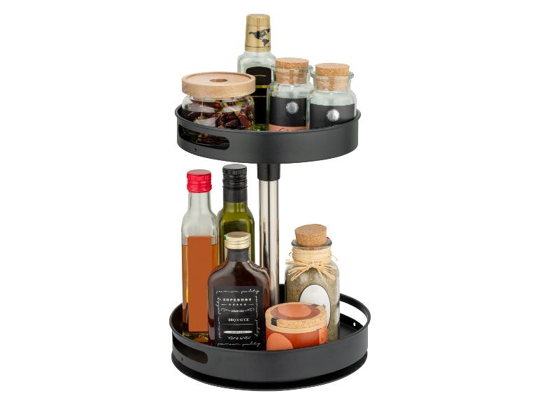 Gewürze, Öle und Essig auf einem zweistöckigen, drehbaren Ständer.