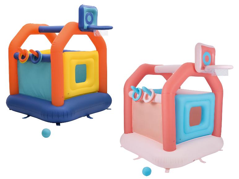 Zwei aufblasbare Spielzentren mit Basketballkörben und Ringwurfspielen in verschiedenen Farben