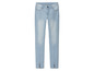Hellblaue Skinny Jeans mit Schlitzen am unteren Saum.