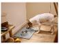 Hund frisst aus einem MAX & MILA'S WORLD Napf auf einer Futtermatte.