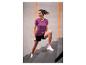 Frau in lila Sport-T-Shirt und schwarzen Shorts trainiert auf Treppen.
