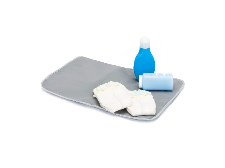 Wickelunterlage mit zwei Windeln, Babypuder und Lotionflasche.