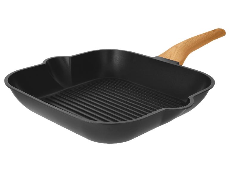 Schwarze quadratische Grillpfanne mit Holzgriff.