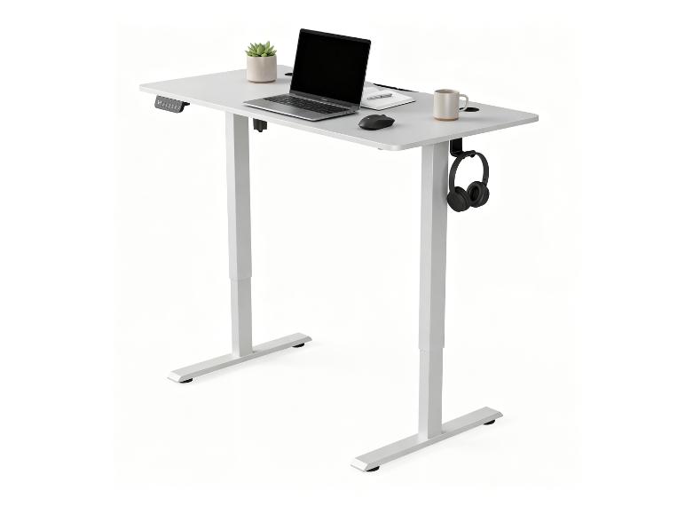 Weißer Steh-Sitz-Schreibtisch mit Laptop, Maus, Tasse und Kopfhörern.