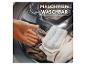 Hand in Waschmaschine mit Textilien und dem Text „MACHINEN WASCHBAR“ (maschinenwaschbar).