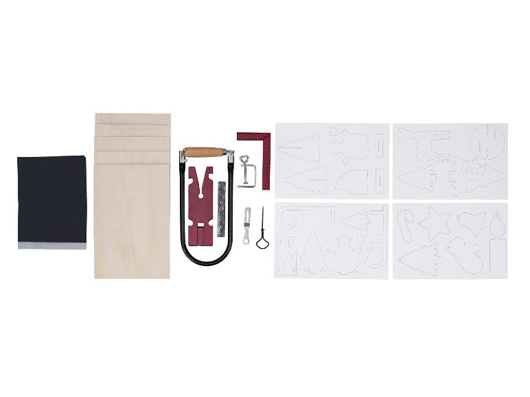 Holzsäge-Set mit Schablonen für weihnachtliche Motive, Säge, Holz und Werkzeug.