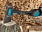 Eine Gardena Axt mit blauem Stiel, die in einen Baumstamm geschlagen wird.