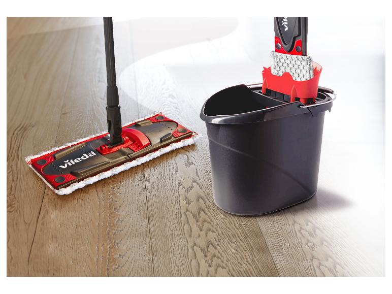 Mikrofaser-Wischmopp mit Eimer und Auswringer auf einem Holzboden.