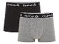 Zwei Paar Boxershorts von Reebok, eine schwarze und eine graue.