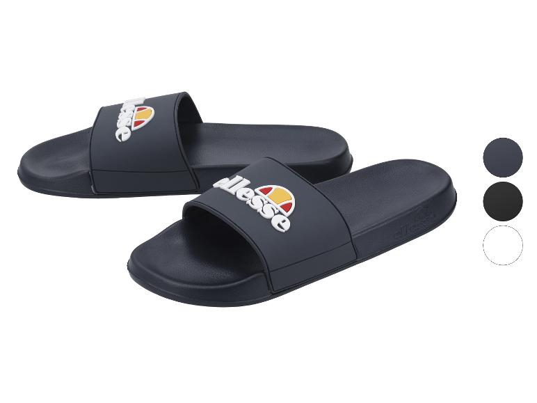 Zwei schwarze Badesandalen mit farbigem Logo auf dem Riemen, präsentiert mit Farbmustern.