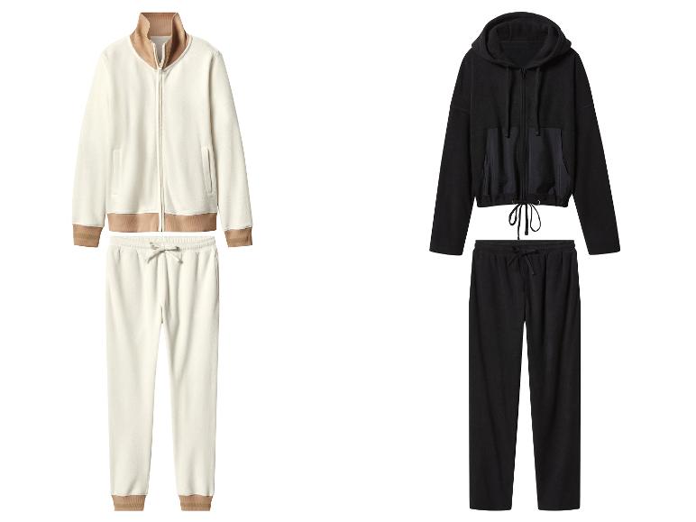 Zwei Fleece-Trainingsanzüge, einer cremefarben mit braunen Akzenten und einer schwarz.