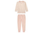 Ein rosa Pyjama mit einem gestreiften Oberteil.
