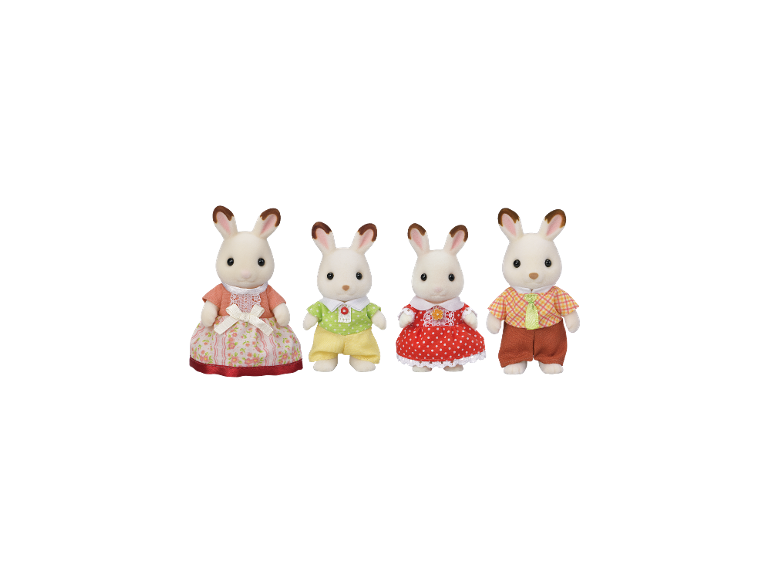 Vier Plüschhasenfiguren, zwei Erwachsene und zwei Kinder, in farbenfrohen Outfits.