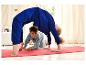 Zwei Kinder machen Yoga zu Hause auf Yogamatten.