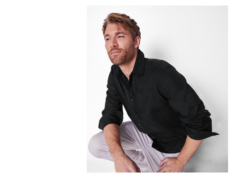 Schwarzes Hemd und hellbeige Hose für Herren.