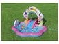 Aufblasbares Spielcenter mit Wasserrutsche und Prinzessinnen auf grünem Gras.