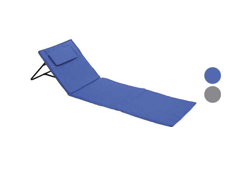 Blauer klappbarer Strandliegestuhl mit Kissen, mit Farboptionen.