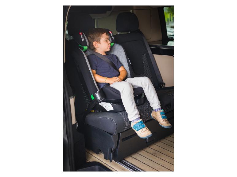 Kind schläft in einem Autositz mit Seitenaufprallschutz im Auto.