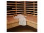 Sauna-Innenraum mit Holzbänken und einem weißen Handtuch.