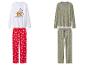 Zwei Weihnachts-Pyjama-Sets: eines weiß mit roten Rentieren und eines grau mit dem Grinch.