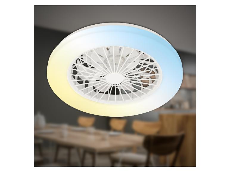 Weißer Deckenventilator mit LED-Licht, mit verschwommenem Esszimmerhintergrund.