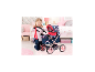 Mädchen mit BAYER DESIGN Puppenwagen Trendy Unicorn Cosatto in einem Kinderzimmer.