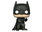 Funko Pop! Batman-Figur in Kampfpose, gekleidet in einen grau-schwarzen Anzug.