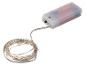LED-Lichterkette mit transparenter Batteriefach auf schwarzem Hintergrund.