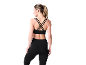 Frau von hinten in einem schwarzen Sport-BH mit überkreuzten Trägern und passenden Leggings.