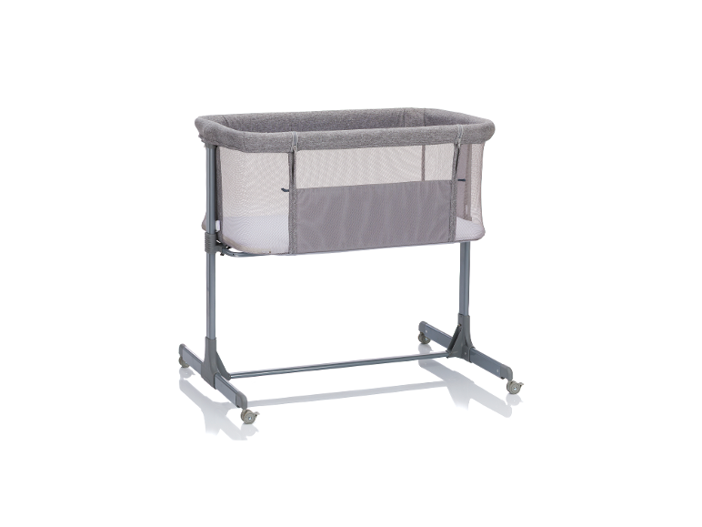 Graues Baby-Beistellbett mit Netzseiten und Rollen