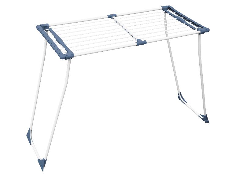 Weißer und blauer klappbarer Wäscheständer.