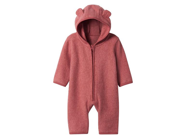 Rosa Woll-Baby-Overall mit Kapuze und Ohren.