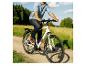 Mann auf weißem E-Bike mit „TELEFUNKEN“ auf dem Rahmen, fährt auf einem Feldweg.