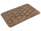 Eine braune Badematte mit geometrischem Muster.