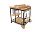 Ein Holz-Servierwagen mit schwarzem Metallgestell, inklusive Flaschenhalter, Glashalter und Serviertablett.