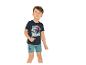Lächelnder Junge in dunkelblauem Pyjama mit Superhelden-Print.