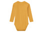 Ein gelber Baby Strampler mit langen Ärmeln.