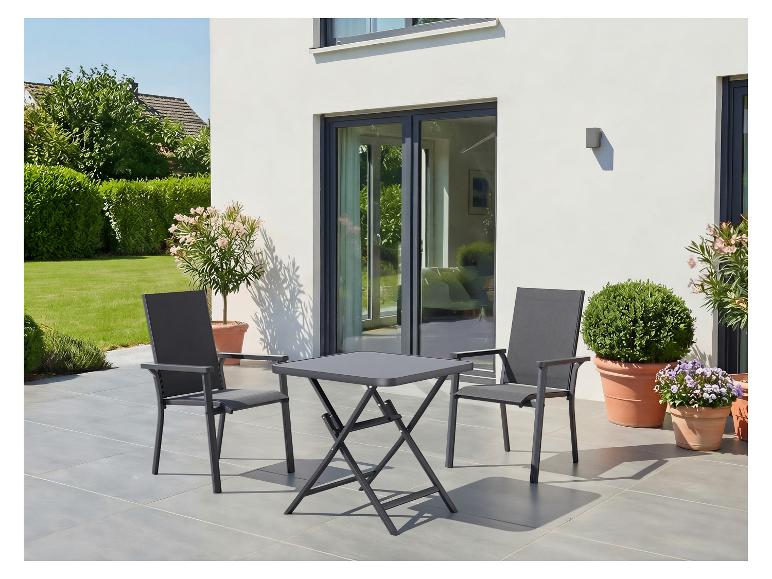 Gartenmöbel-Set: Klapptisch und zwei Stühle auf einer Terrasse.