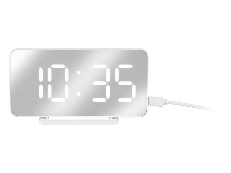 Weiße Digitaluhr mit Spiegeldisplay und USB-Kabel, zeigt 10:35 an.