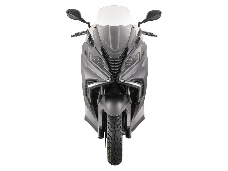 Ein graues Sym Motorrad mit Windschutzscheibe.