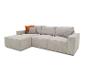 Modulares Cord-Ecksofa mit orangefarbenen und grauen Zierkissen.