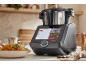 Smarte Küchenmaschine zeigt ein Linsen-Bolognese-Rezept, daneben ein Nudelgericht.